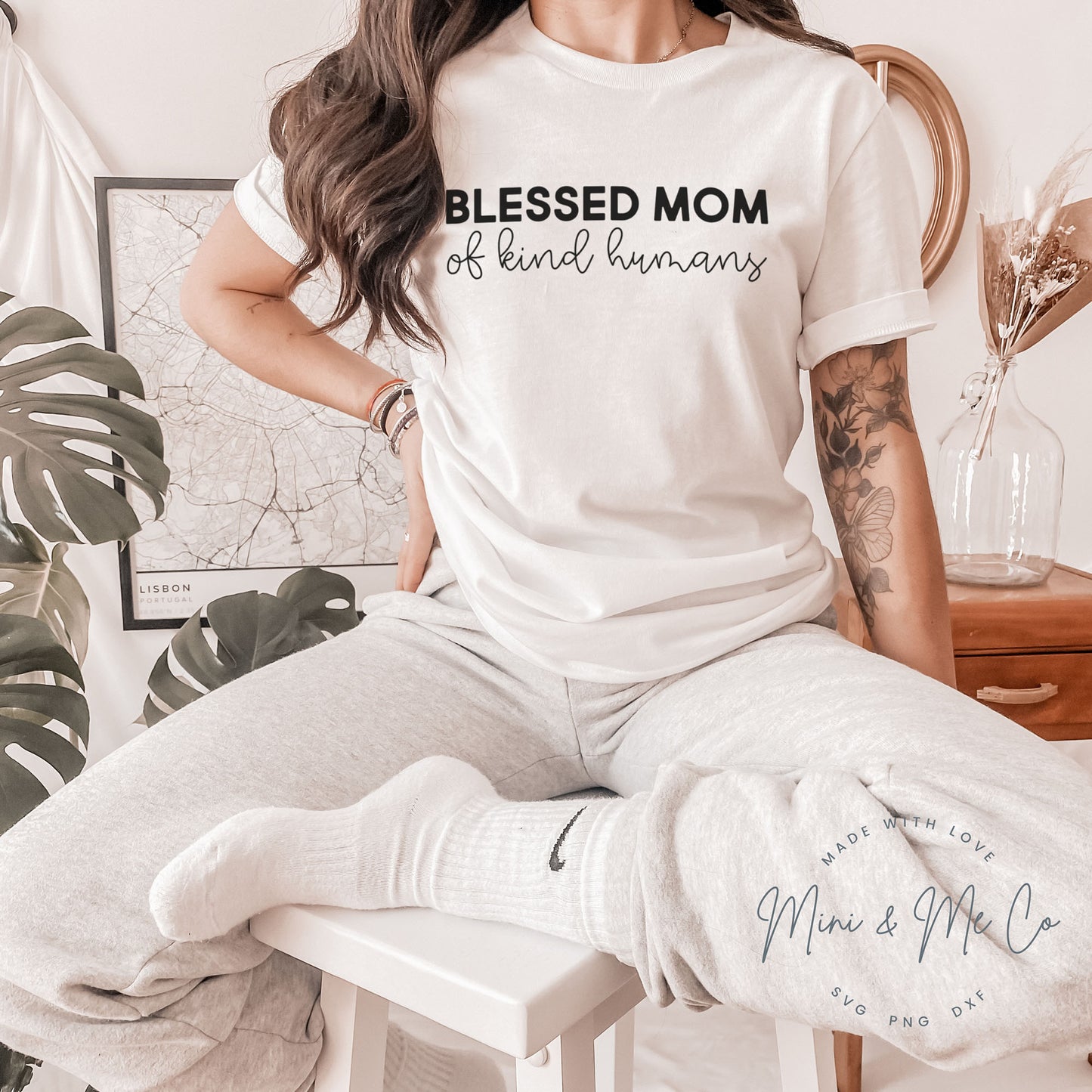 hvit t-skjorte med teksten blessed mom