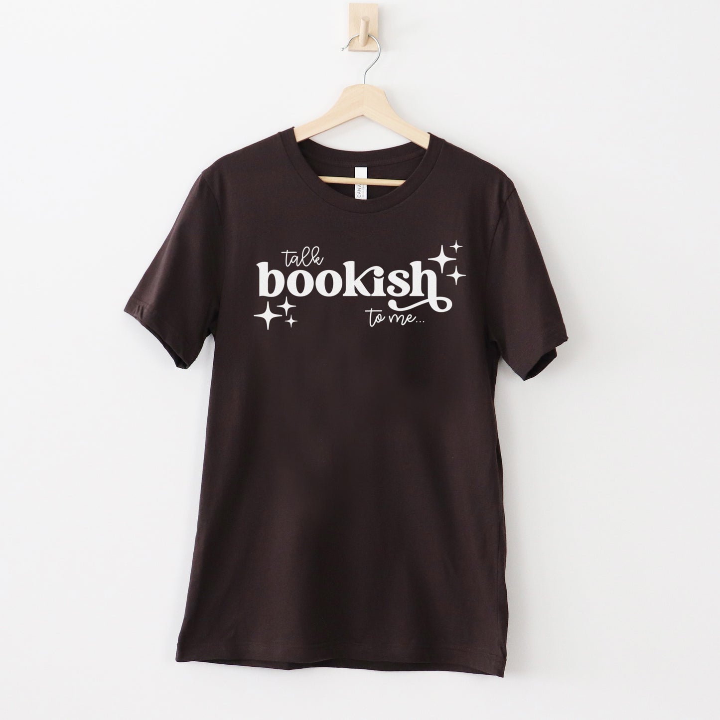 Talk bookish to me t-skjorte